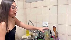 SKINNY HOUSEWIFE GOZANDO GOSTOSINHO CLEANING SHAVED PUSSY SOLO
