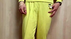 テニス部女子が短いスカートめくりブルマ姿でアナル弄り巨尻露出プレイ