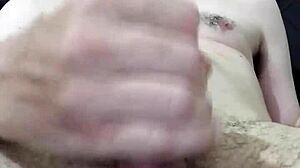 mais uma punheta minha com gozada gigante pra ti uai