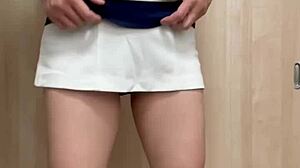 テニス部女子が短いスカートめくりブルマ姿でアナル弄り巨尻露出プレイ