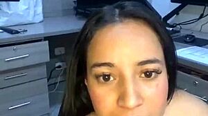 colombiana en webcam de officina se pone caliente
