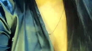 colombiana en webcam de officina se pone caliente
