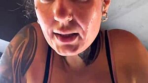 Na academia suada com mina blusinha escorrendo bucetinha molhada