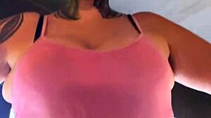 Na academia suada com mina blusinha escorrendo bucetinha molhada