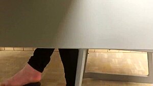 ever caught those candid feet flexing just right?
