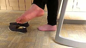 ever caught those candid feet flexing just right?