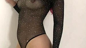 Supahot white girl shakes ass in black boots!