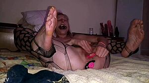 Slutty Girlfriend Fingers Her Wet Pussy and Squirts for Stranger's Video