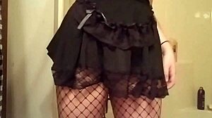 Goth Girl Gulps Down Streams of Hot Pee!