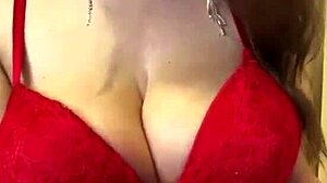 frens mom big tits red bra nipples out!