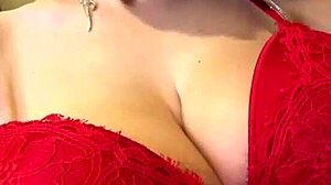 frens mom big tits red bra nipples out!