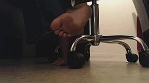 sneaky voyeur spies dirty bbw feet crunching