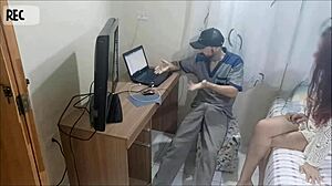 novinha sozinha recebe manutencista tarado escondido