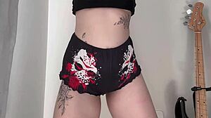 fetish cameltoe halloween special with juicy latina in shorts