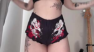 fetish cameltoe halloween special with juicy latina in shorts