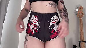 fetish cameltoe halloween special with juicy latina in shorts