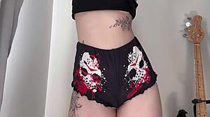 fetish cameltoe halloween special with juicy latina in shorts