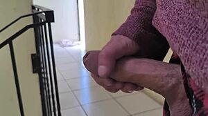 Dick flash gran carga de semen arriesgando a que mis vecinas me vean en las escaleras