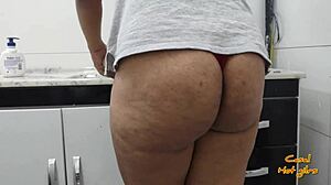 Dona De Casa Safadinha Lavando Louca E Levando Rola