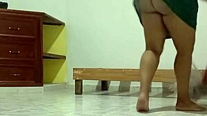 vecina gordita haciendo limpieza en su nuevo departamento