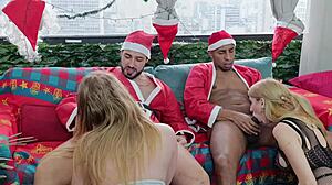um presente e bom imagina dois isso mesmo duas gostosas de presente de natal na sua telinha