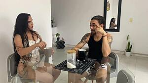 mi hermanastra se fue y su amiga latina me hizo mamada