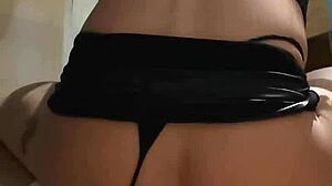 con una diminuta minifalda se hace la tanga a un lado y comienza en entrenamiento anal gape