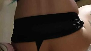 con una diminuta minifalda se hace la tanga a un lado y comienza en entrenamiento anal gape