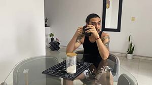 mi hermanastra se fue y su amiga latina me hizo mamada