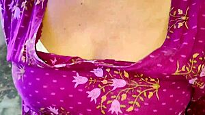 Culona se masturba con tanga puesta para un fan