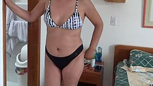 I filmed my stepmother putting on a bikini to go to the beach and give guys hard-ons