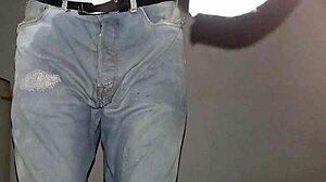 Pañal orinado con pantalones jeans y múltiples orgasmos intensos
