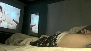 mejores amigos viendo una pelicula en la cama