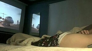 mejores amigos viendo una pelicula en la cama