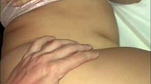سكس عربى نار كنت عند صاحبتى و جوزها عينه على طيزى زنقنى ف الحيطه بزبره و فضل يبعبص فيا ناكنى مرتين العرص
