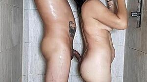 Ducha dorada en el baño del club con la pechocha