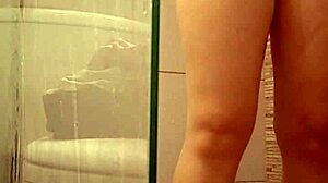 hermanastra venezolana milet spied bathing and shaving pussy