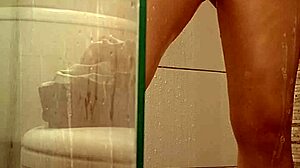 hermanastra venezolana milet spied bathing and shaving pussy