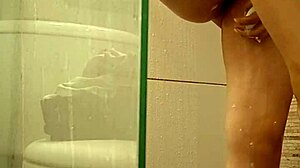 hermanastra venezolana milet spied bathing and shaving pussy