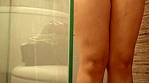 hermanastra venezolana milet spied bathing and shaving pussy