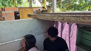 hermanastra caliente llama al primo del marido desde el baño para que se la coja