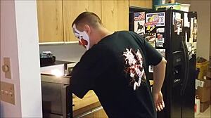 Kitchen show featuring flip flop-wearing pizza eater