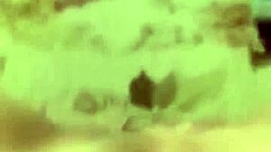 Amigas Sharing Fun Moments Together in a Relaxed and Playful Setting.