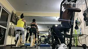 duas alunas pervesas e um treinador safado empurram a piroca nelas loucamente