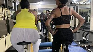 duas alunas pervesas e um treinador safado empurram a piroca nelas loucamente