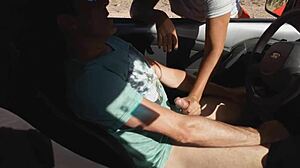 Joven desconocida me masturba en mi auto en la calle