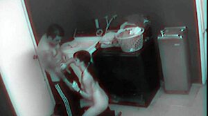 צעירים נתפסים מזדיינים חזק בסרטון סקס מוסתר, שופכים זרע בכל מקום