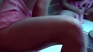 Pacar dagfs difilm lagi onani di kamar mandi, memeknya botak