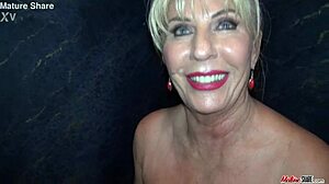 Exclusif Mamie Blonde Pisse dans les Toilettes Coulisses