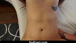 Isäpuoli auttaa pervy Penelope Reedia rentouttamaan mielensä